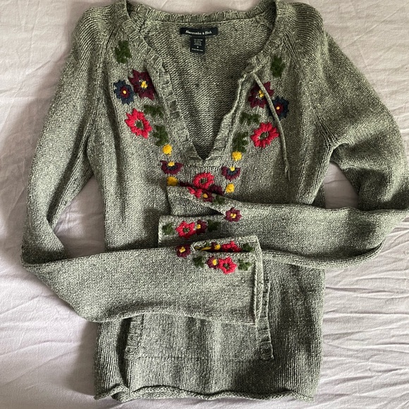 Abercrombie & Fitch Sweaters - Abercrombie & Fitch Gray V-Neck Sweater with Floral Embroidery
